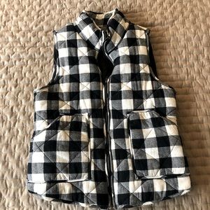 Women’s plaid vest. Size Large, runs small